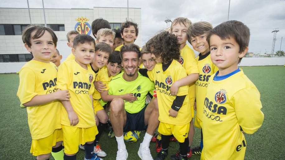 SAMU CASTILLEJO, CON LOS PEQUEÑOS DEL CAMPUS DE PASCUA