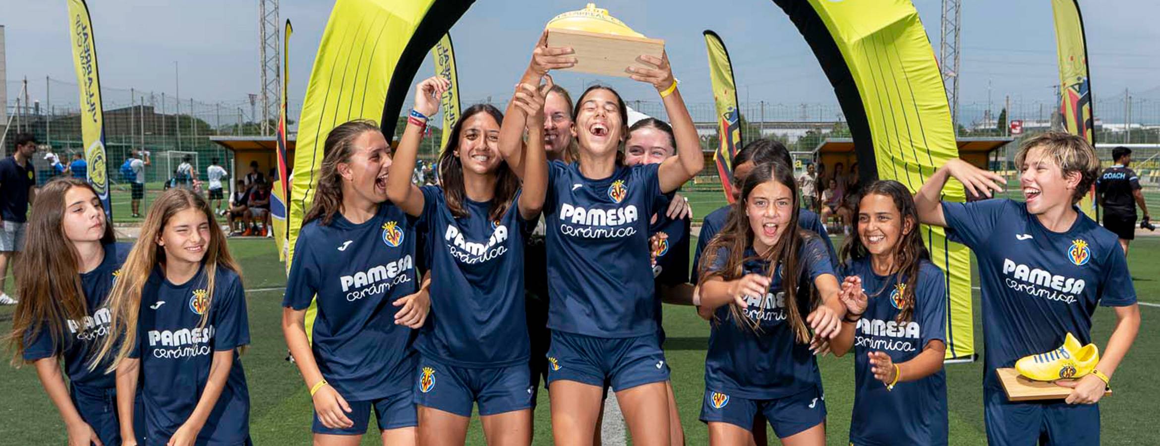 LA VILLARREAL YELLOW CUP SUMMER HONRA A SUS CAMPEONES Y CAMPEONAS
