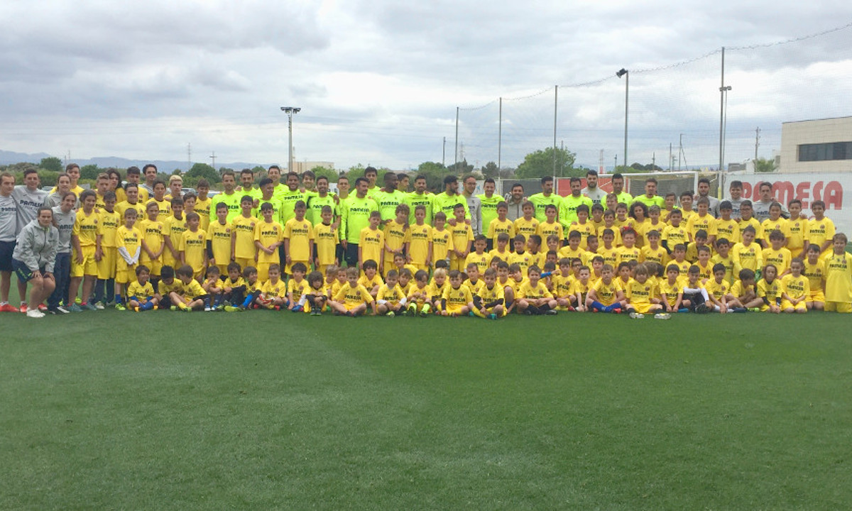 FOTO DE FAMILIA CON EL PRIMER EQUIPO GROGUET