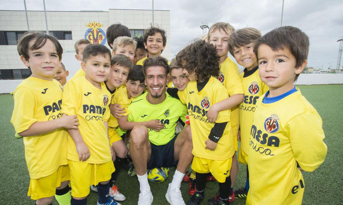 SAMU CASTILLEJO, CON LOS PEQUEÑOS DEL CAMPUS DE PASCUA
